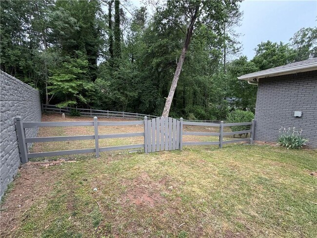 Building Photo - 3336 Camelot Dr NE
