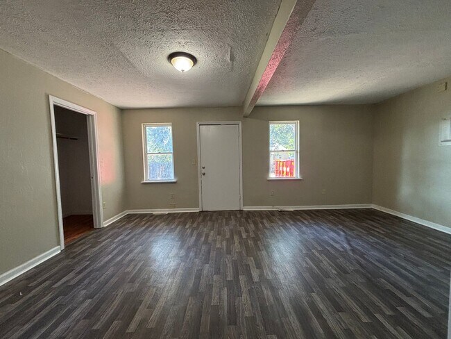 Building Photo - Spacious clean 5 bedroom 2 full bath home ...