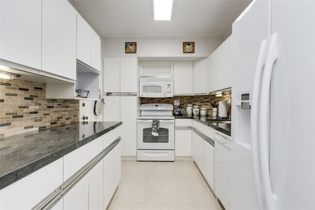 Building Photo - 500 Bayview Dr
