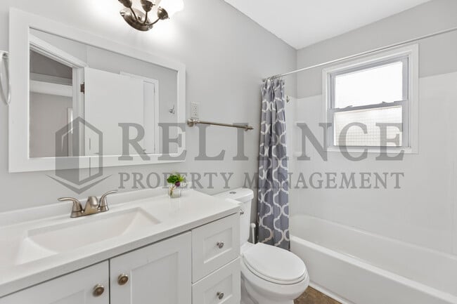 Building Photo - 216 N Tyler Rd