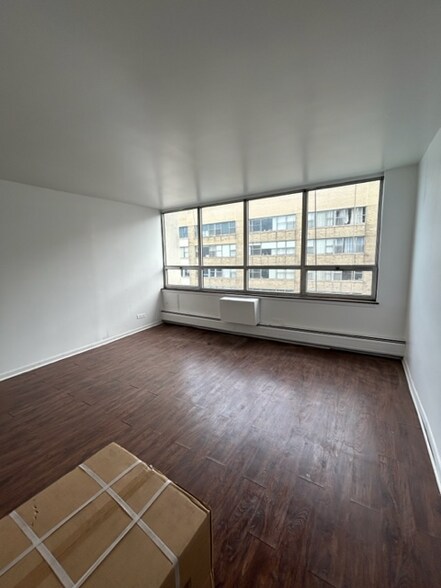Building Photo - 6171 N Sheridan Rd