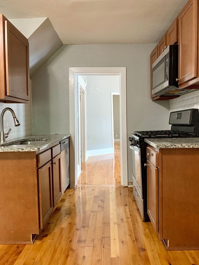 Building Photo - Beautiful 6 bedroom house in St. Paul!!