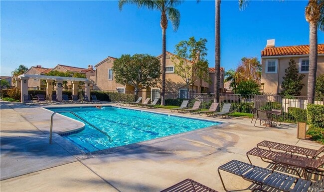 Building Photo - Dual Master Two Bedroom Townhouse in Gated...