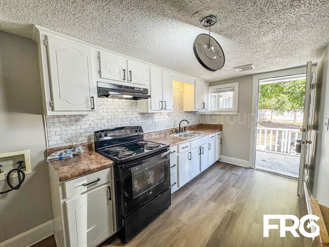 Building Photo - 600 Howell St