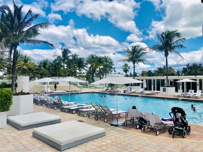 Primary Photo - 10275 Collins Ave