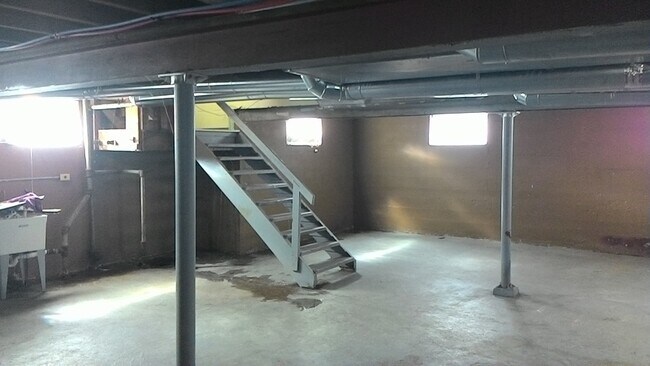 Building Photo - DAYTON, OH - SINGLE HOME - 2 BED, 1 BATH - $825