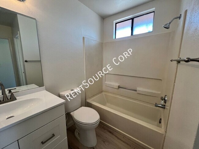 Building Photo - 3 Bedroom Two Story Townhome for Rent in E...