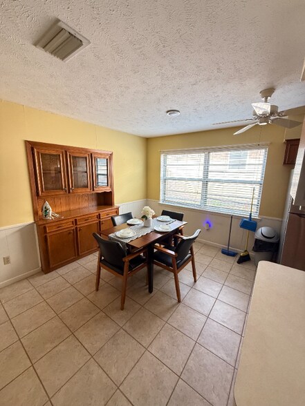 Building Photo - 2420 Pinehurst Ln