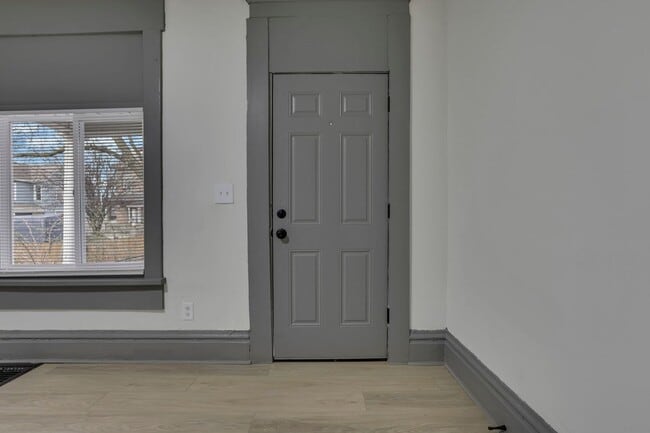 Building Photo - 112 S Cypress Ave