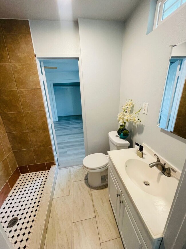 Building Photo - 3-bedroom, 2-bath home move-in ready