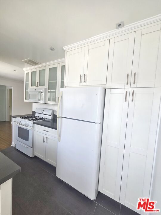 Building Photo - 134 San Vicente Blvd