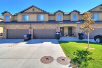 Building Photo - 3 bed 2.5 bath townhome in Salem