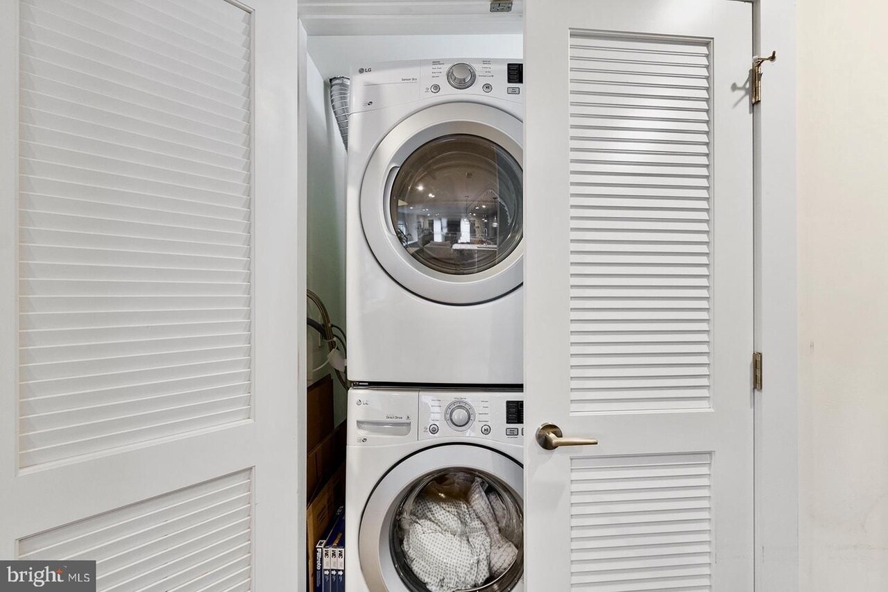 Building Photo - 2536 W Girard Ave