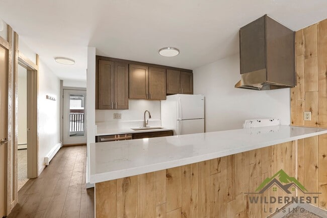 Building Photo - Updated Modern 2 Bedroom Unit w/ Fireplace