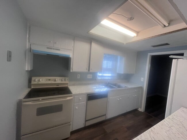 Building Photo - Great Location