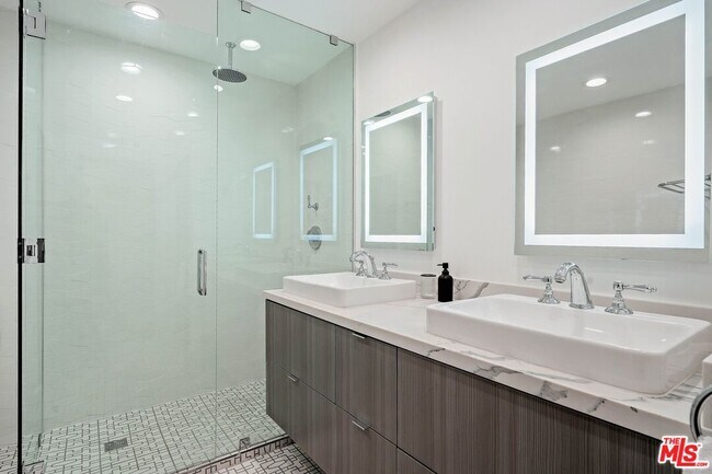 Building Photo - 440 N Oakhurst Dr
