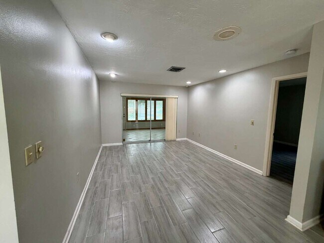 Building Photo - 423 Whispering Oaks Ct
