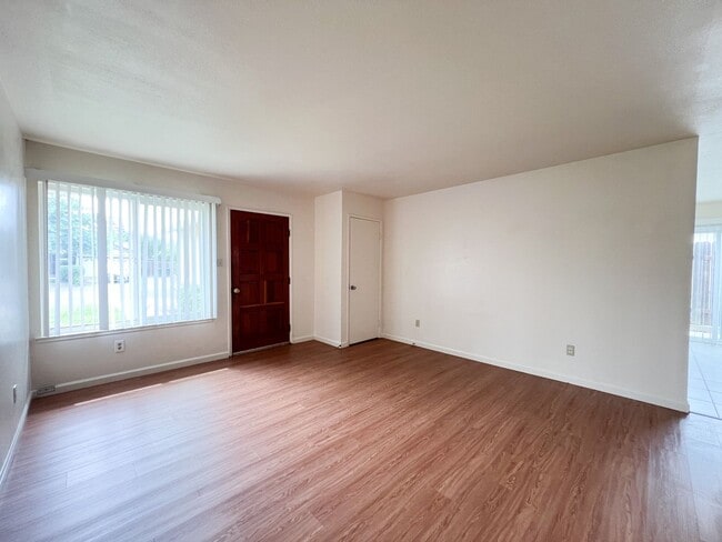 Building Photo - 4 Bedroom, 2 Bath Single Story Corner Lot Home in Rancho Cordova