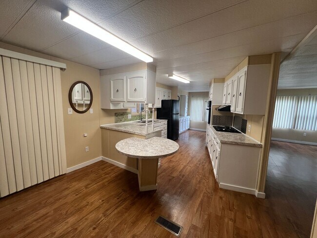 Building Photo - Quiet 3 bedroom home