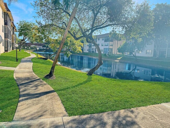 Building Photo - 6090 N Sabal Palm Blvd
