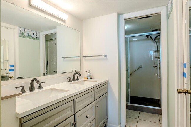Building Photo - 2620 Cove Cay Dr