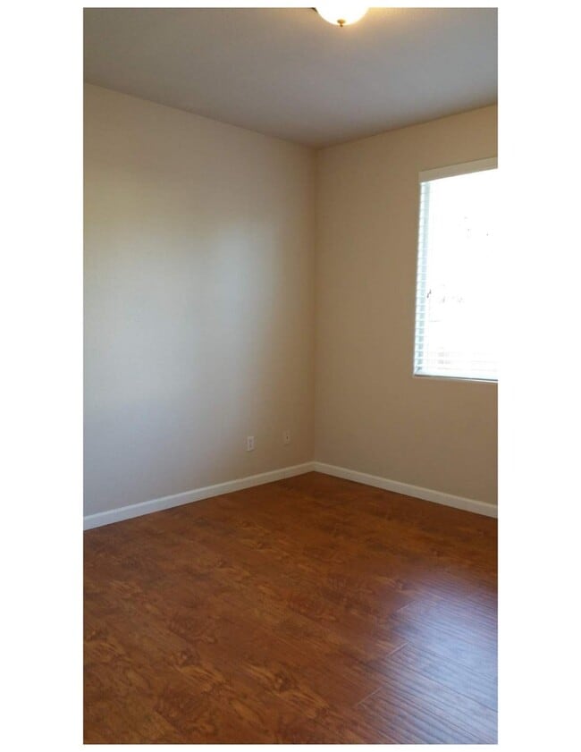 Building Photo - Beautiful & Spacious 5BR, 3BA Home – Large...