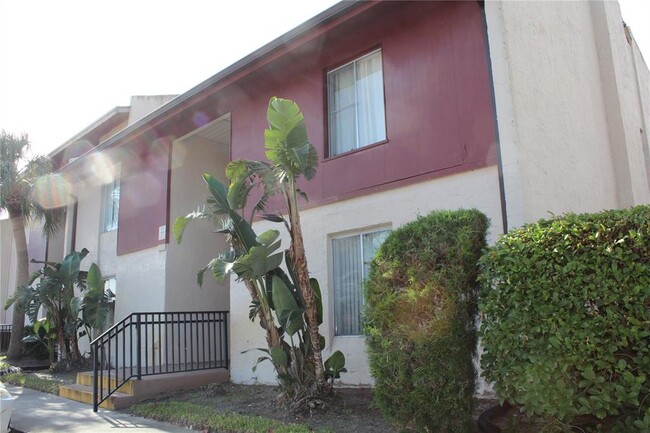 Primary Photo - 3832 N Lake Dr
