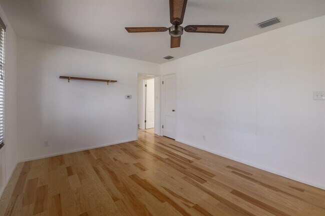 Building Photo - 1515 Corona Dr