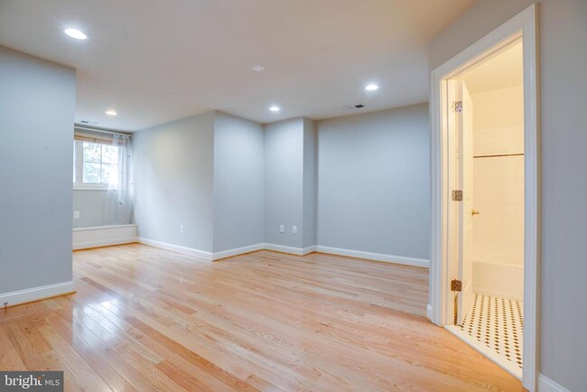 Building Photo - 7025 Little Leaf Linden Ln