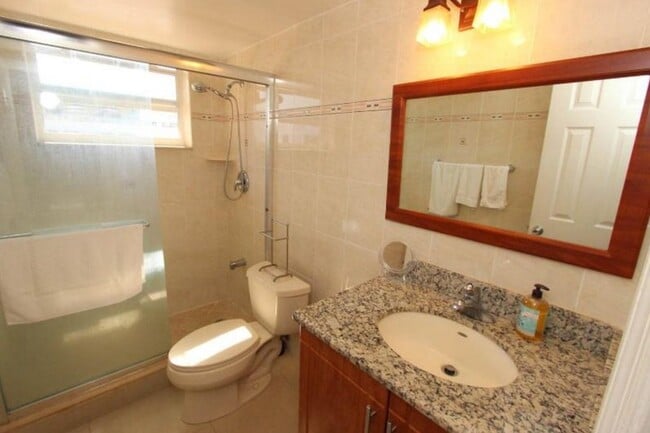 Building Photo - 1725 James Ave