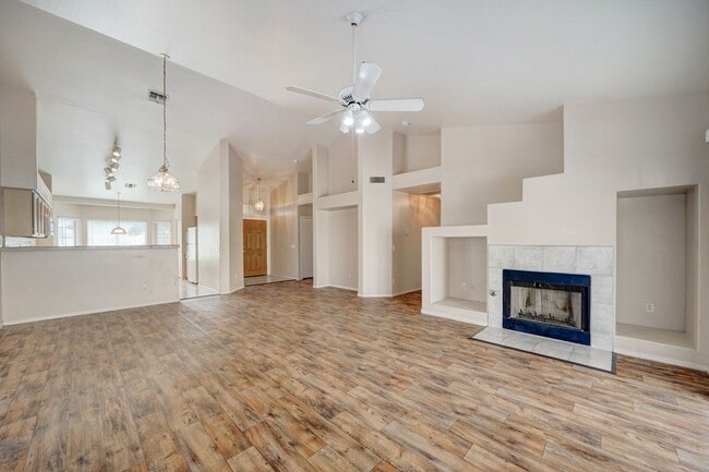 Building Photo - AVAILABLE NOW!!!!!