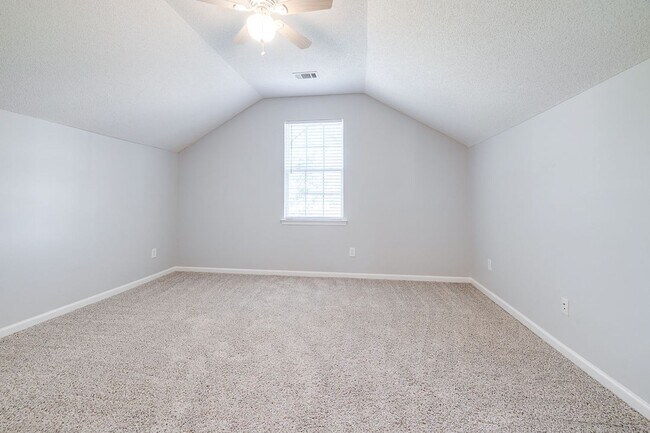 Building Photo - Spacious & Beautifully Maintained 5BR/3BA ...