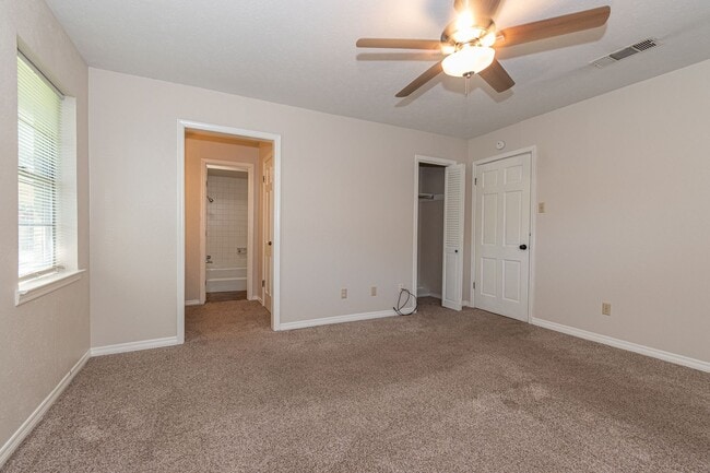 Building Photo - VERY large home in a great location!!