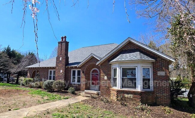 Building Photo - 422 Alamance Rd