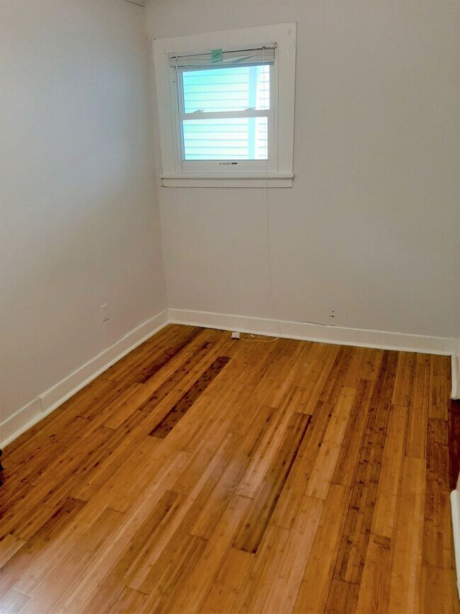 Building Photo - 222 Pleasant St