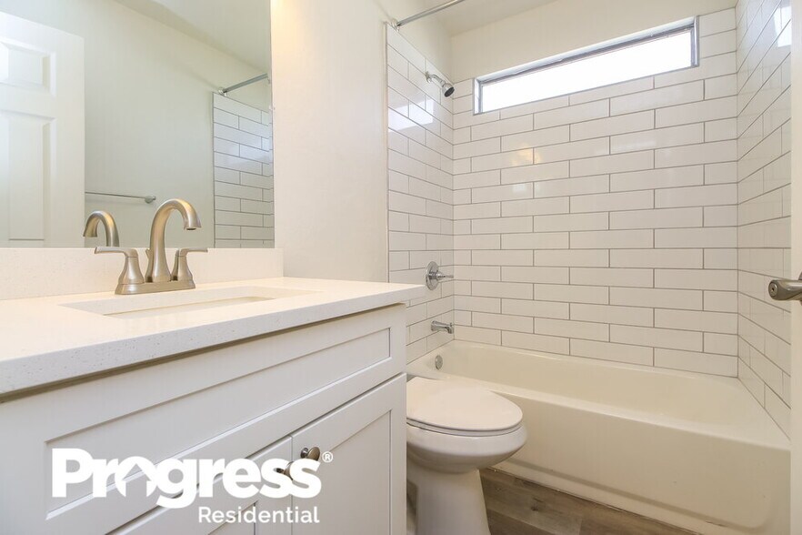 Building Photo - 341 N Fresno St