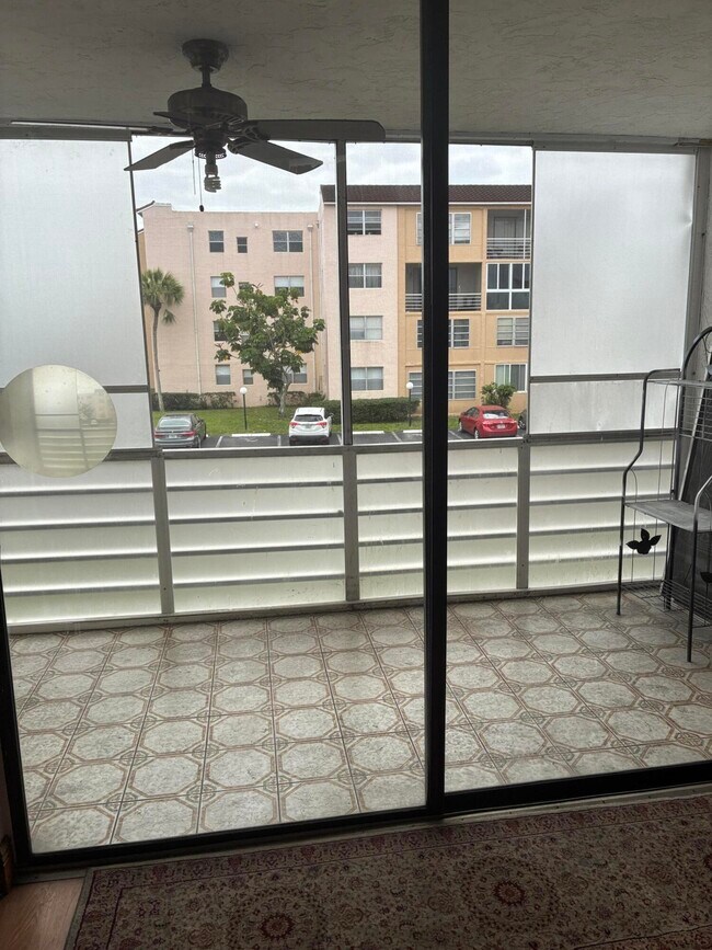 Building Photo - 2821 Somerset Dr