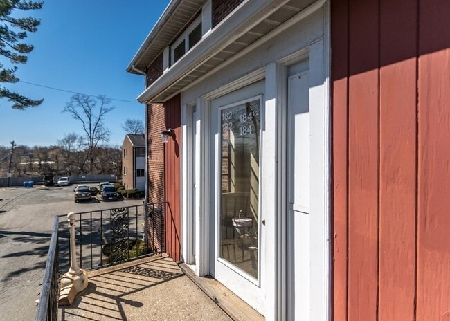 Building Photo - 182 1/2 River St