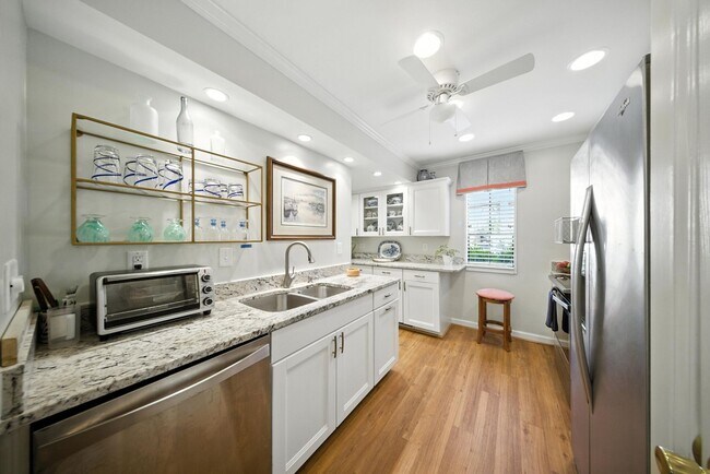 Building Photo - Spacious 2 -story townhome in the heart of...