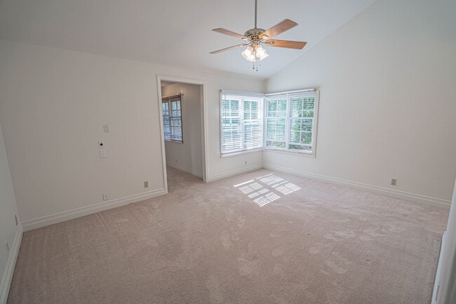 Building Photo - Old Orchard 1 - 4 Bedroom Home in Valencia!