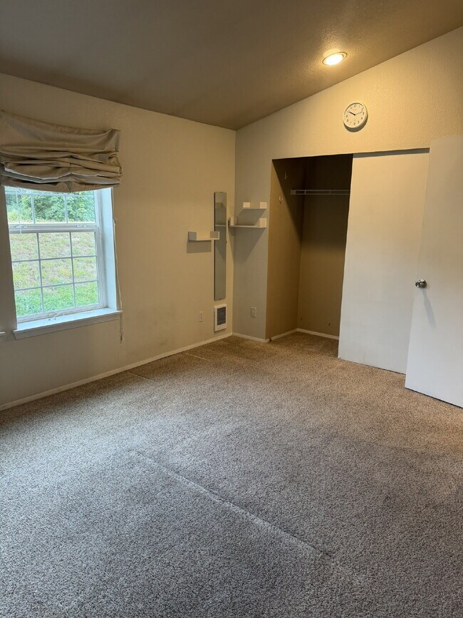 Building Photo - 2 Bedroom Townhome in Kent, Available for Immediate Move In