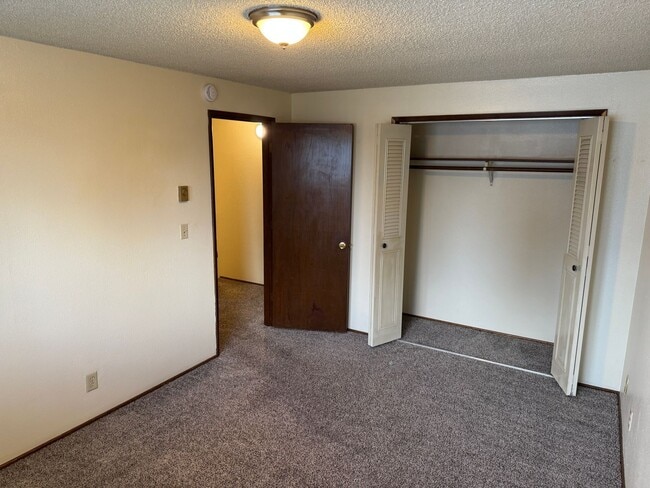 Building Photo - Updated 2 bedroom 1 1/2 bath duplex in Springfield!