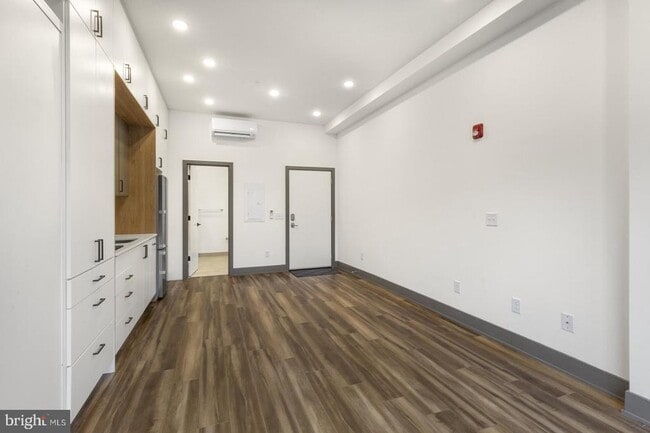 Building Photo - 1935 E Hazzard St