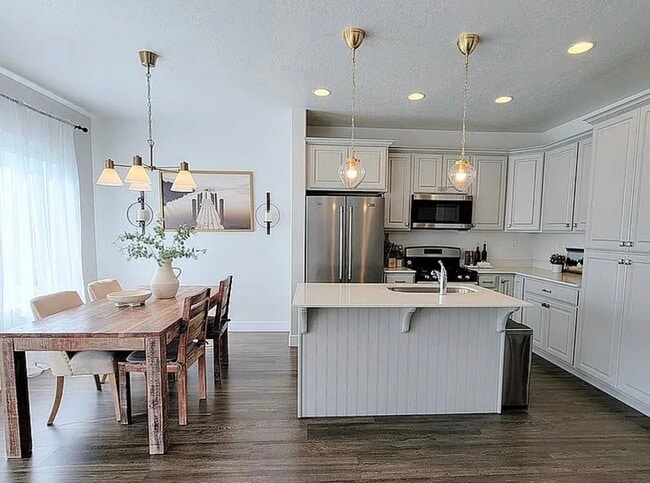 Building Photo - 651 N Pinebrook Rd