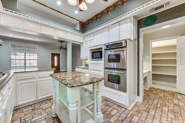 Building Photo - Absolutely Stunning!