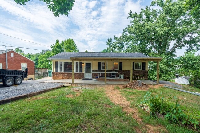 Primary Photo - 2+ bedrooms and 1.5bath house with office ...