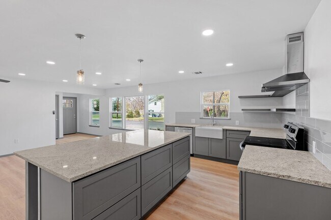 Building Photo - 905 N Lincoln St