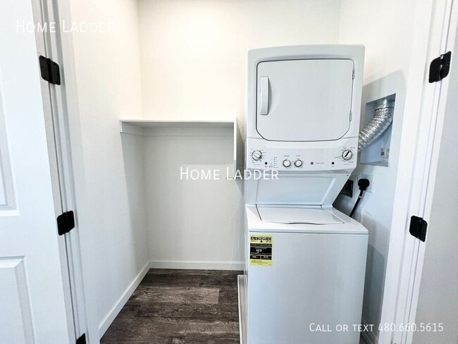 Building Photo - 779 E Doral Ave