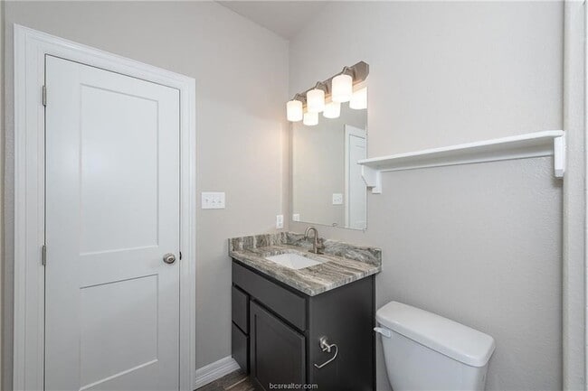 Building Photo - 707 Dominik Dr