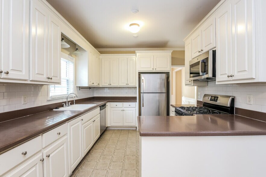 Building Photo - 906 Lakeside Ct